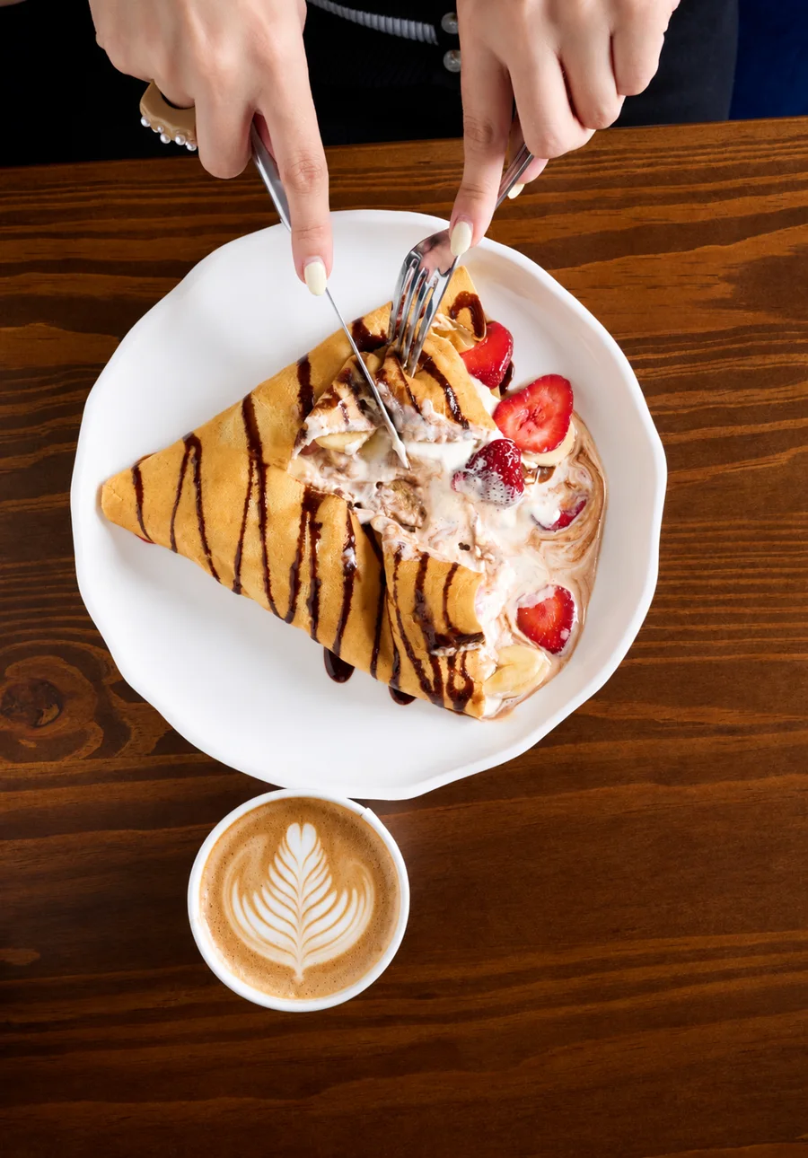 Crepa dulce con fresas, banano y chocolate acompañada de un latte