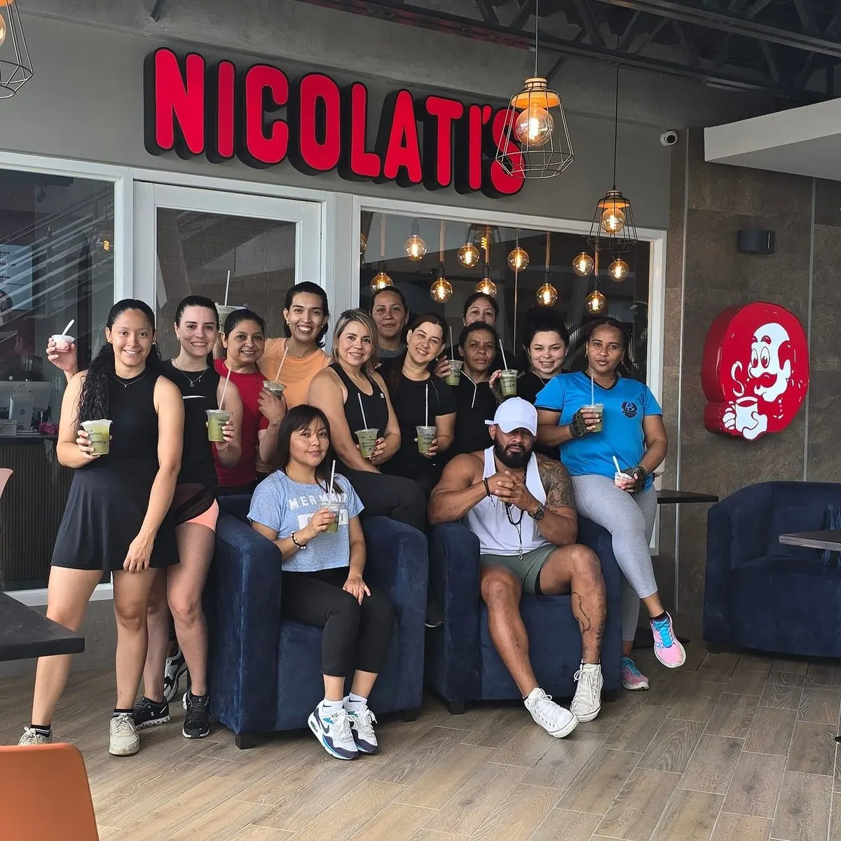Equipo y clientes en una tienda NICOLATI'S